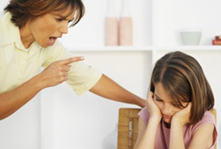 Cha mẹ càng khắt khe, con tuổi dậy thì càng xa cách