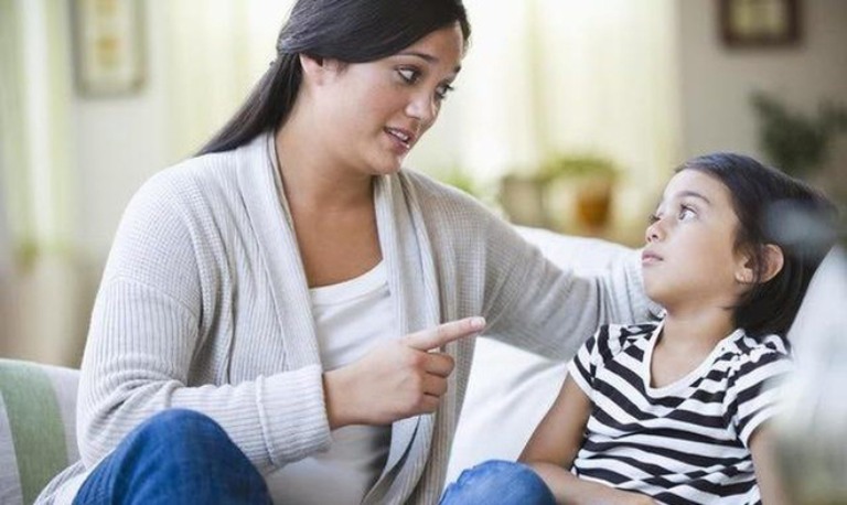 Cha mẹ kiểm soát con cái quá mức