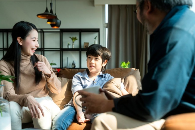 dấu hiệu cha mẹ kiểm soát con quá mức