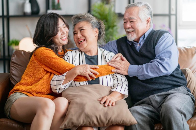 Con cái có phải là “bảo hiểm tuổi già” của cha mẹ