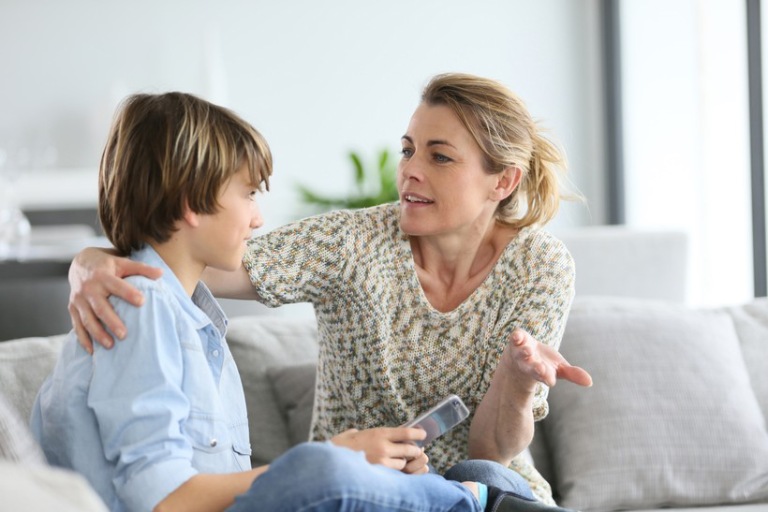 Thay đổi cách giao tiếp khi xảy ra bất đồng nhằm thu hẹp khoảng cách giữa cha mẹ và con cái