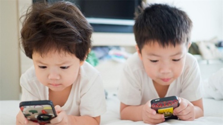 Trẻ dùng điện thoại nhiều có đáng lo