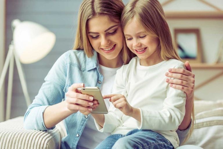 Trẻ dùng điện thoại nhiều và bắt đầu lệ thuộc quá mức