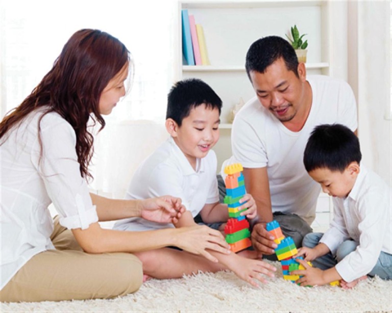 Cha mẹ tạo lại kết nối cảm xúc khi trẻ dùng điện thoại nhiều