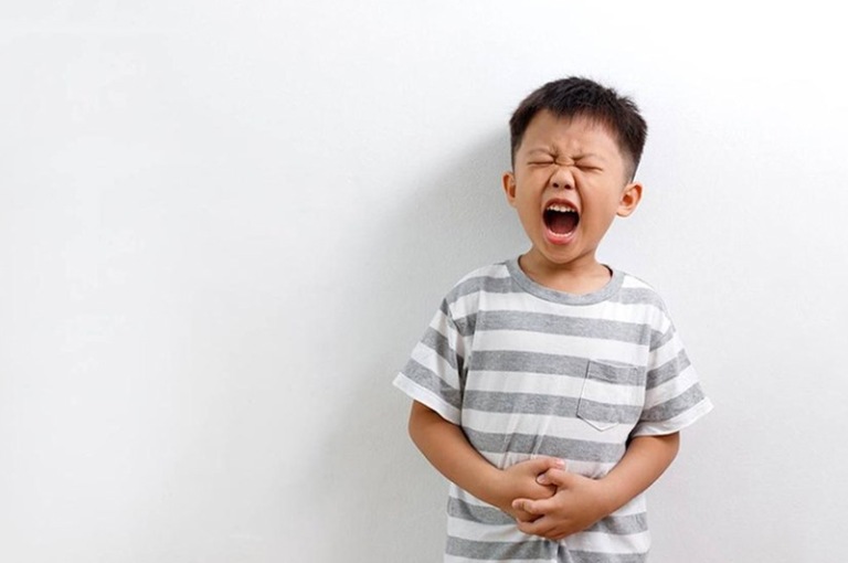 Trẻ hay đau bụng trước khi đi học