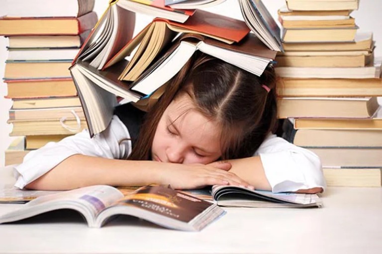 Những yếu tố tâm lý có thể khiến trẻ hay đau bụng trước khi đi học
