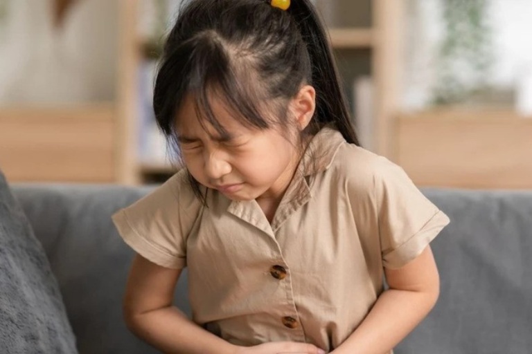 Dấu hiệu trẻ hay đau bụng trước khi đi học liên quan đến tâm lý