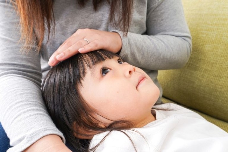 Cha mẹ nên làm gì khi trẻ hay đau bụng trước khi đi học