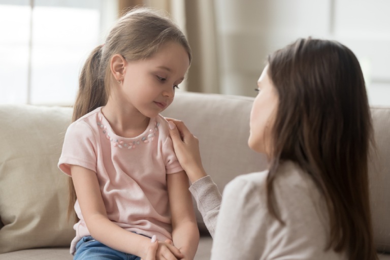 Cha mẹ tìm hiểu trải nghiệm ở trường khi trẻ thường xuyên đau bụng trước giờ đi học
