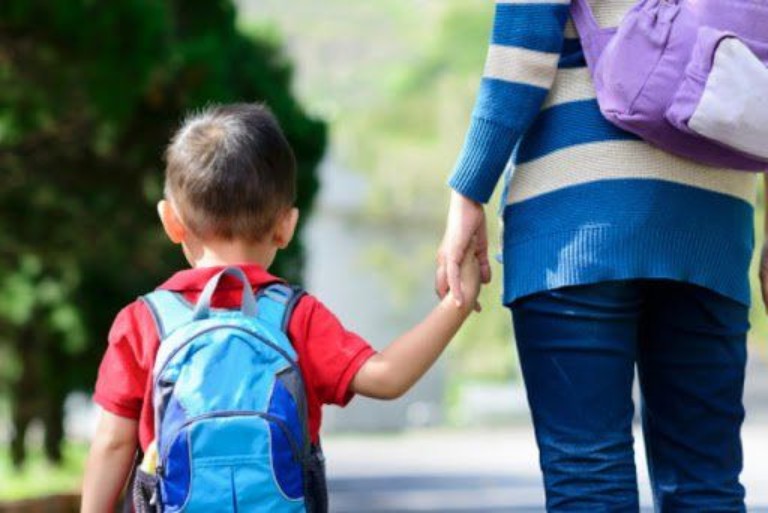 Duy trì sinh hoạt buổi sáng ổn định khi trẻ hay đau bụng trước khi đi học