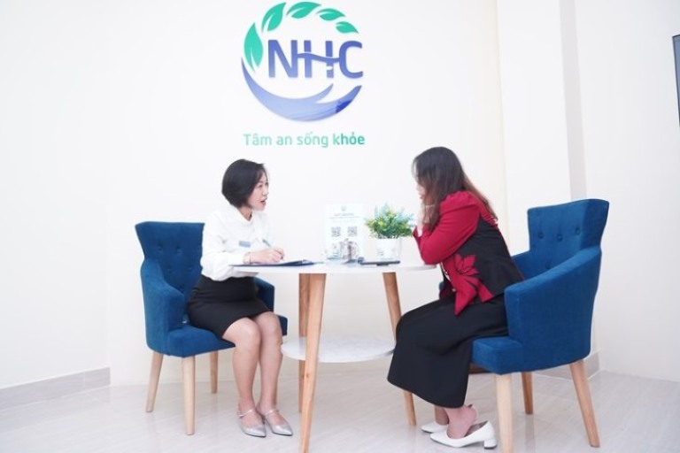 chuyên gia tâm lý hỗ trợ cho khách hàng mệt mỏi dù không làm quá nhiều