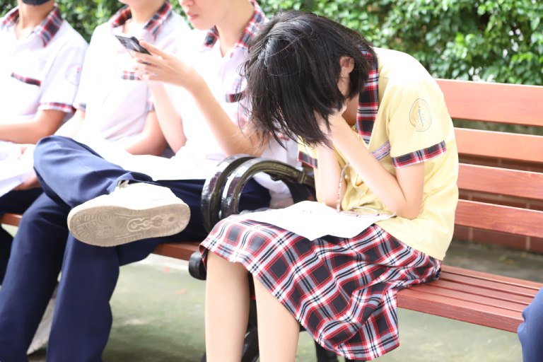 Vì sao trẻ ngoan, học giỏi vẫn có thể rơi vào trầm cảm