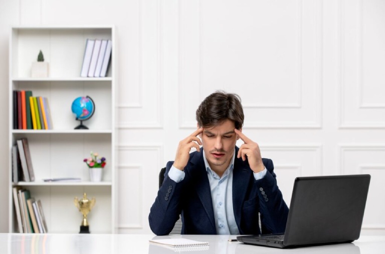 Người ngồi thư giãn và thở chậm để ổn định cảm xúc khi chịu áp lực kinh doanh
