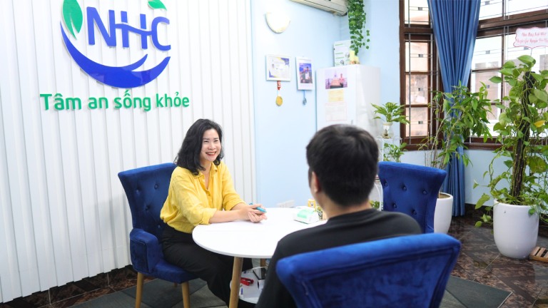Chuyên gia tâm lý lắng nghe và đồng hành cùng người đang chịu áp lực kinh doanh