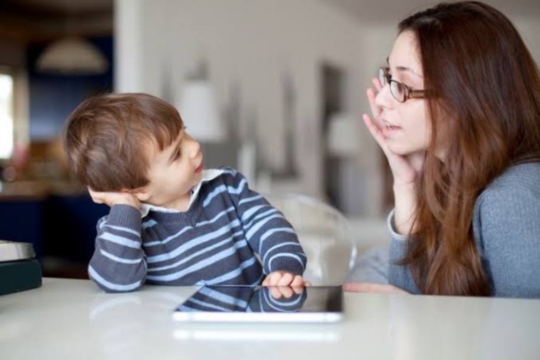 Dạy kỹ năng cơ bản để giúp con ngại giao tiếp tự tin hơn