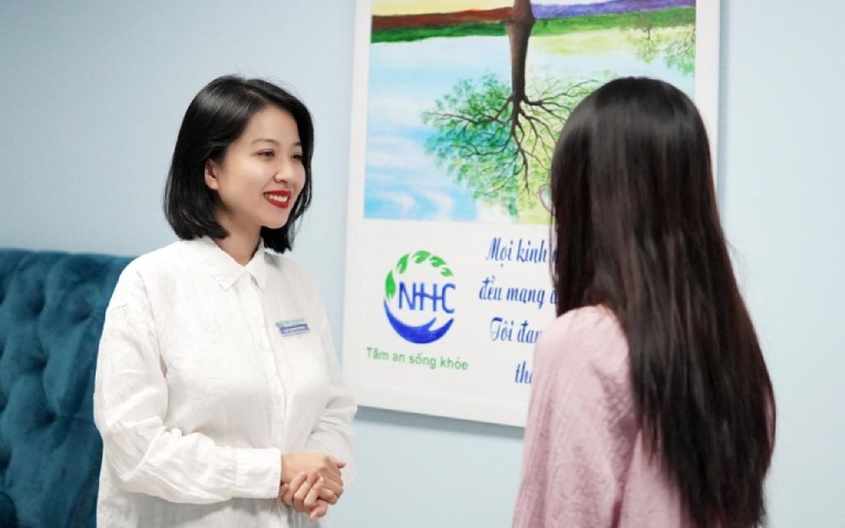 Chuyên gia tâm lý đồng hành khi con ngại giao tiếp kéo dài