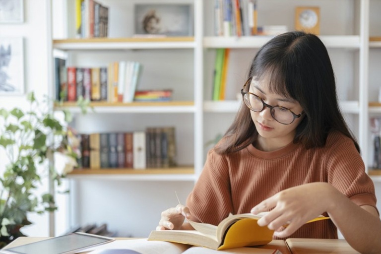 Đọc sách giúp cải thiện khả năng tập trung khi gặp não bỏng ngô