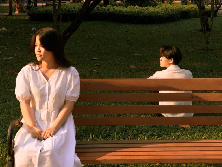 Giảm tiếp xúc với kỷ niệm khi chưa biết nên làm gì sau khi chia tay mà vẫn còn yêu