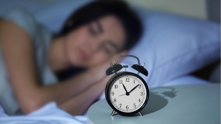 Giữ lịch ngủ ổn định khi suy nghĩ nhiều không ngủ được