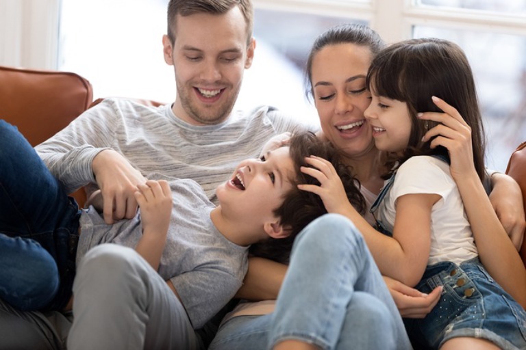 Trẻ cần cảm giác an toàn từ gia đình để được lắng nghe và tự tin bộc lộ cảm xúc