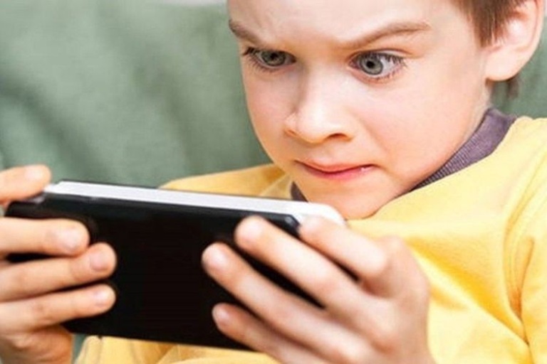 Trẻ cáu gắt, mất ngủ, dùng điện thoại nhiều