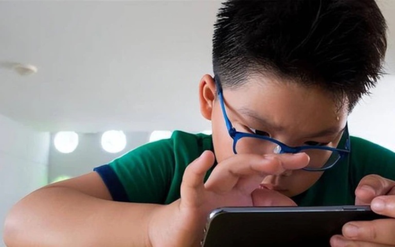 Trẻ cáu gắt, mất ngủ, dùng điện thoại nhiều và khó kiểm soát cảm xúc