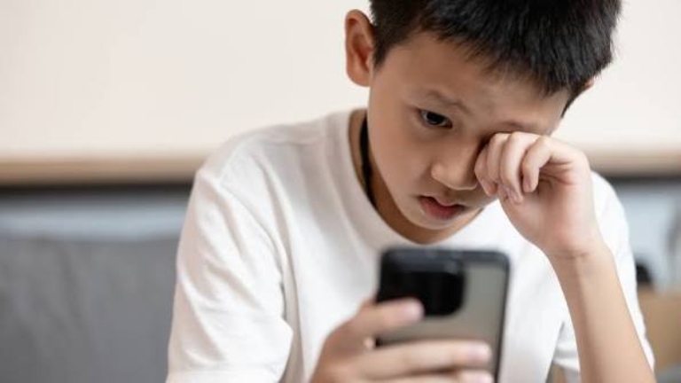 Trẻ cáu gắt, mất ngủ, dùng điện thoại nhiều với những dấu hiệu đáng lo