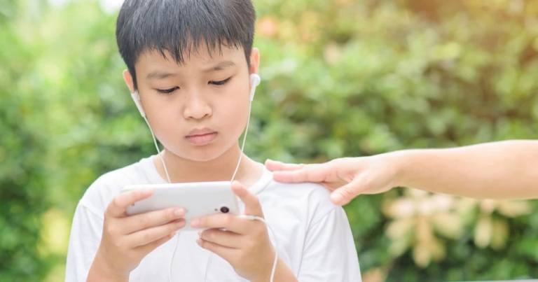 Cha mẹ tìm hiểu nguyên nhân trẻ cáu gắt, mất ngủ, dùng điện thoại nhiều