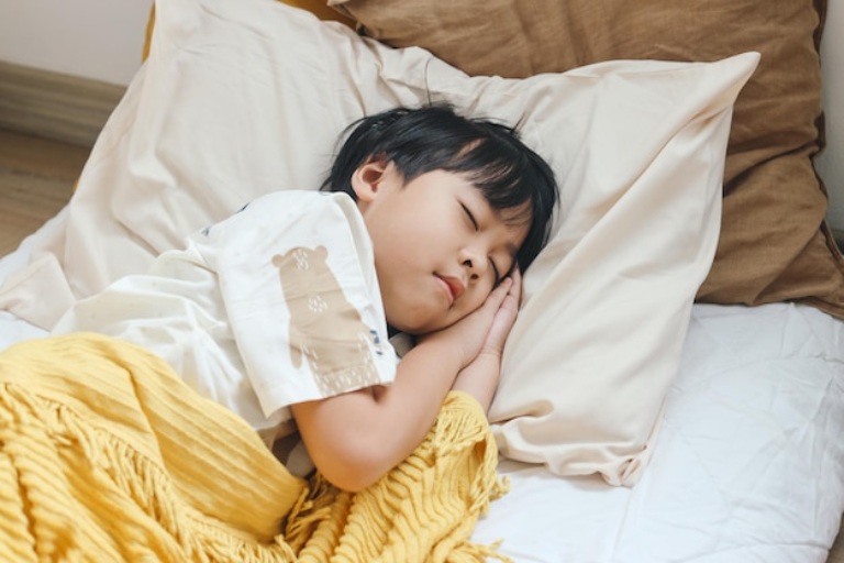 Cải thiện giấc ngủ cho trẻ cáu gắt, mất ngủ, dùng điện thoại nhiều