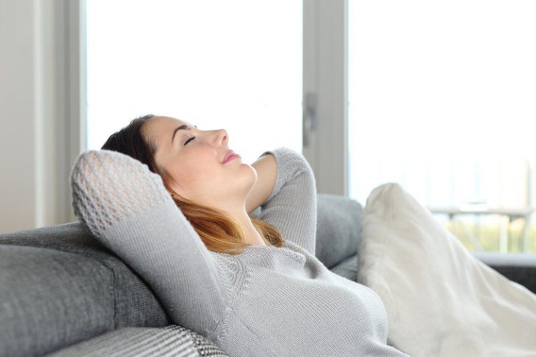 Thả lỏng từng nhóm cơ khi lo lắng tim đập nhanh để giảm căng thẳng