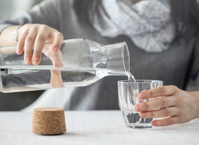 Uống nước khi lo lắng tim đập nhanh để hỗ trợ cơ thể ổn định