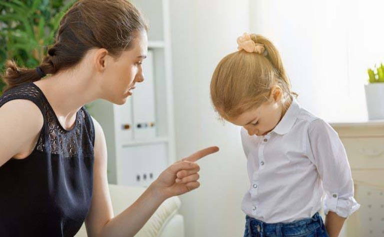 lời chê bai của cha mẹ khiến con ngày càng tự ti