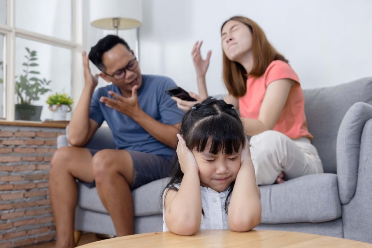 Bố mẹ bất đồng cách dạy con