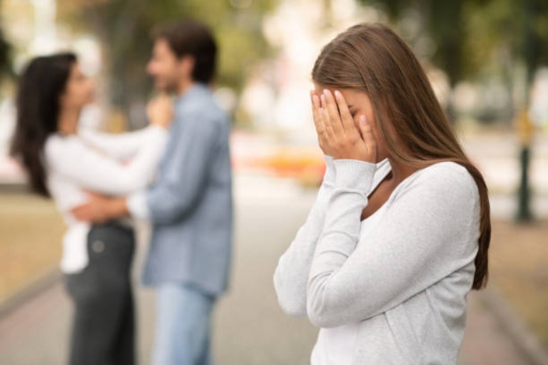 Cách vượt qua cú sốc ngoại tình 