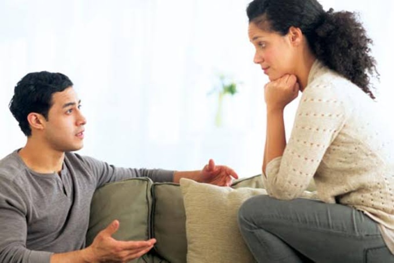 cùng chia sẻ trách nhiệm chăm sóc con cái và công việc gia đình khi chồng chỉ lo kiếm tiền