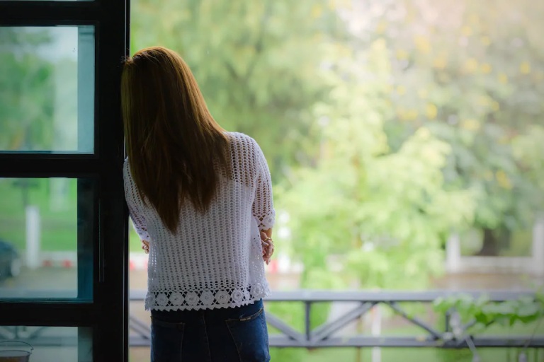 cảm thấy buồn và cô đơn