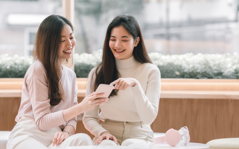 Chủ động kết nối với gia đình và bạn bè giúp giảm cảm giác cô đơn