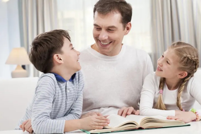 Con lười học, chán học sau kỳ nghỉ được cha mẹ khơi gợi hứng thú học tập thông qua trò chơi và hoạt động thực tế