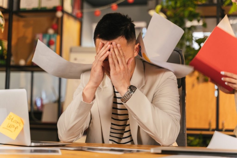 Nguyên nhân gây kiệt sức vì công việc do áp lực kéo dài