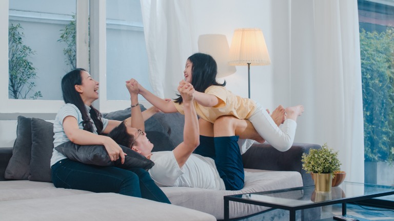 Lợi ích của việc dành thời gian cho gia đình giúp trẻ cảm nhận được sự yêu thương