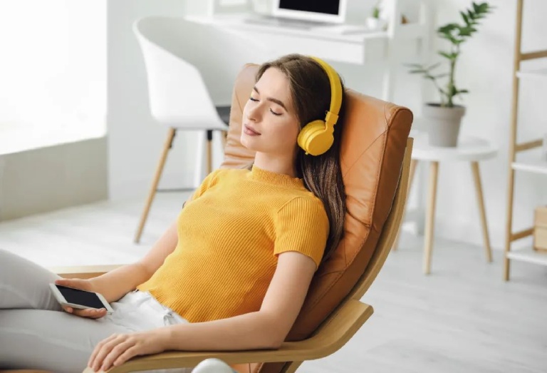 Nghỉ ngơi hợp lý giúp giảm mệt mỏi tinh thần và phục hồi năng lượng