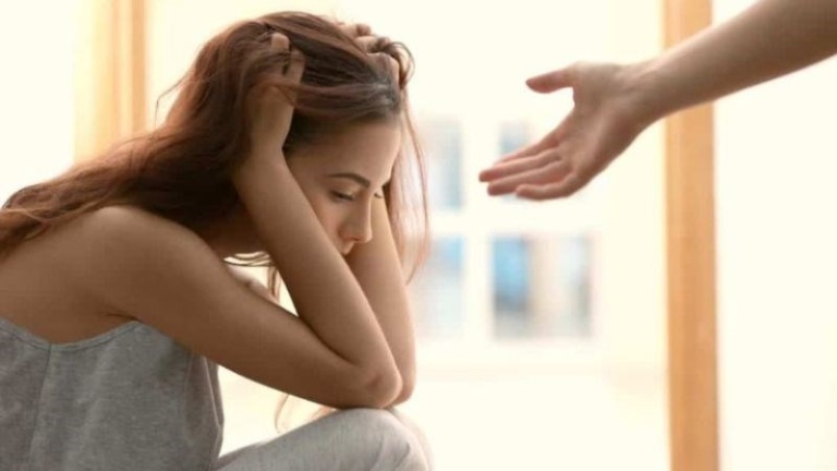 Những câu không nên nói với người trầm cảm như ép họ ra ngoài vui chơi