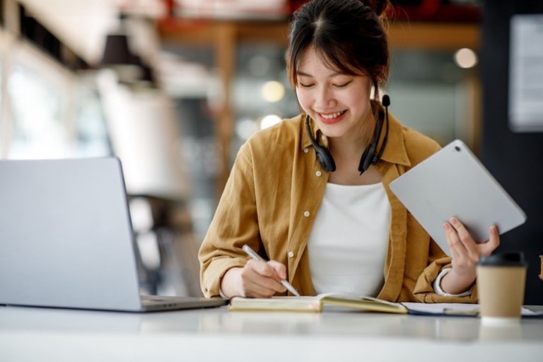 Thực hành Self Love bằng cách đầu tư phát triển bản thân và theo đuổi những mục tiêu có ý nghĩa lâu dài
