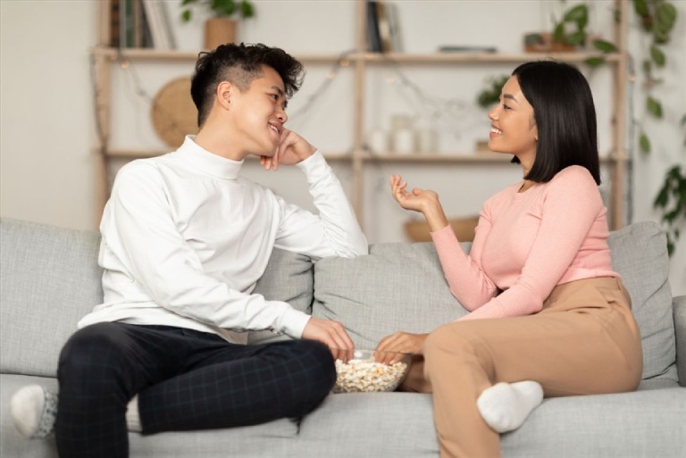 vợ chồng trao đổi về mục tiêu sự nghiệp và gia đình 