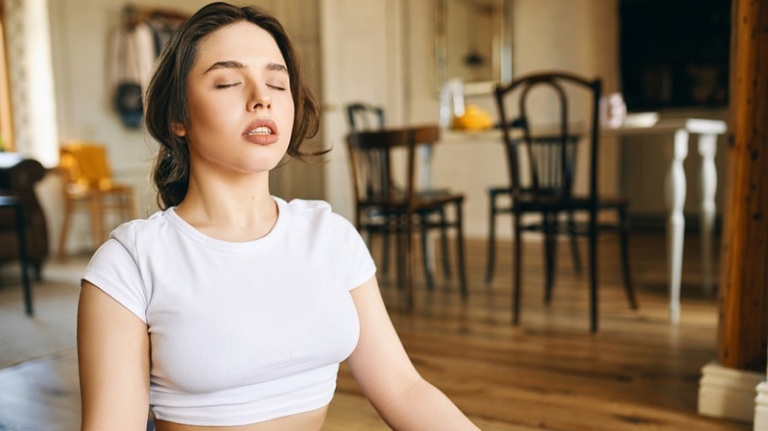 Suy nghĩ, lo lắng nhiều bạc tóc nên dành thời gian thư giãn và nghỉ ngơi