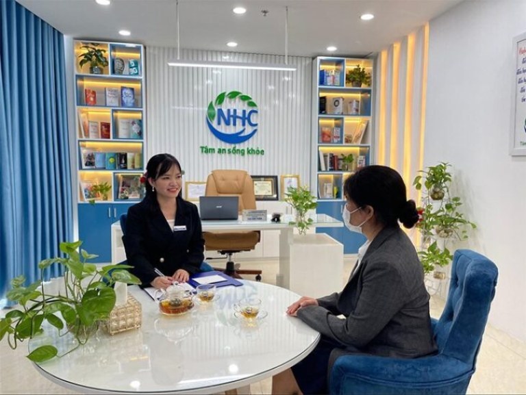 Suy nghĩ, lo lắng nhiều bạc tóc có thể tìm hỗ trợ tâm lý khi căng thẳng kéo dài