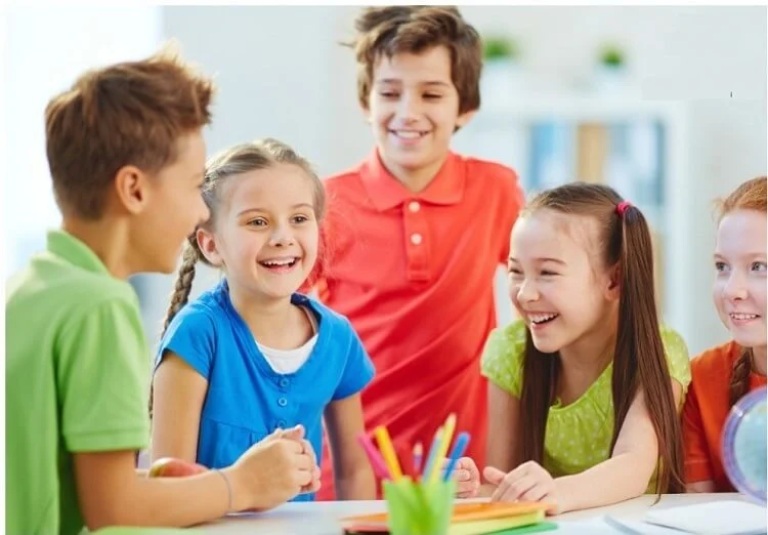 Khuyến khích trẻ thu mình, khó giao tiếp luyện tập chào hỏi và tương tác trong những tình huống đơn giản