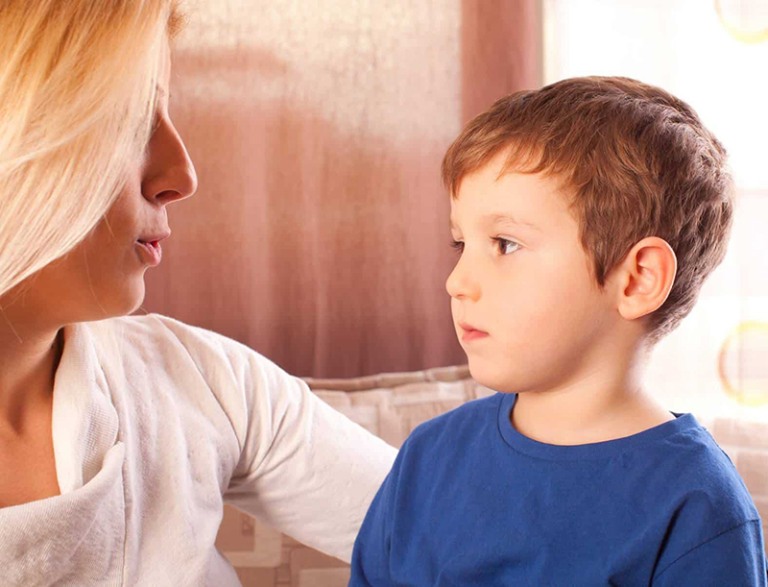 Cha mẹ hướng dẫn trẻ thu mình, khó giao tiếp rèn luyện kỹ năng trò chuyện và thể hiện suy nghĩ
